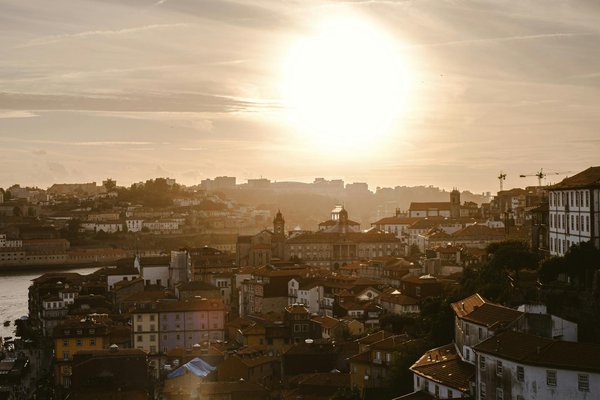 Quels sont les équipements indispensables pour un camping en région de haute montagne en été?