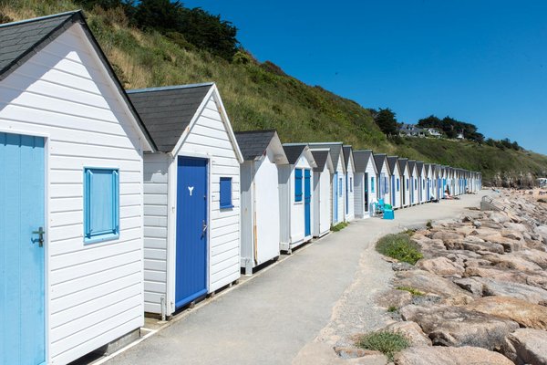 Peut-on trouver une maison de vacances en Bretagne avec des ateliers de sculpture sur bois et des balades en forêt?