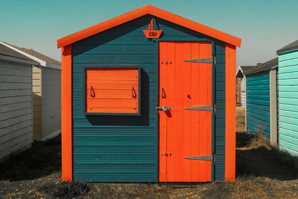 Quelle croisière propose des excursions pour explorer les grottes de glace en Islande?